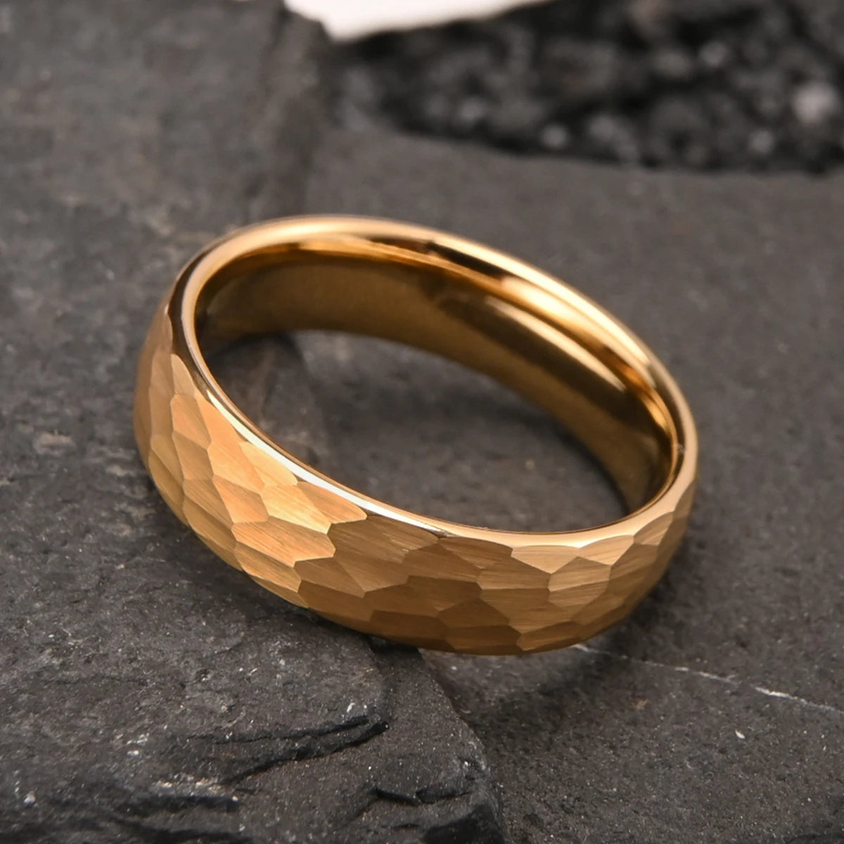 Anillo Tungsteno Dorado Martillado Hombre 8MM | Boda Compromiso