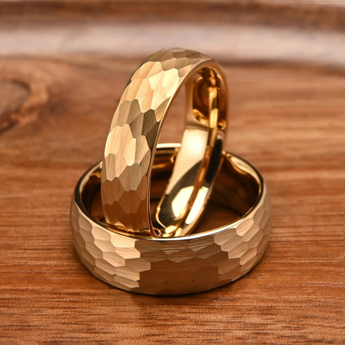 Anillo Tungsteno Dorado Martillado Hombre 8MM | Boda Compromiso
